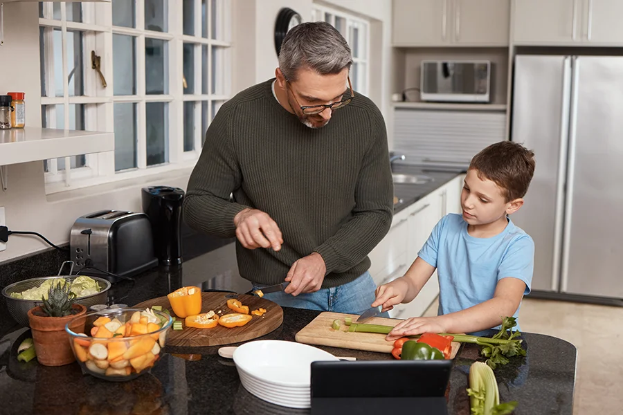 Padre e hijo cocinando