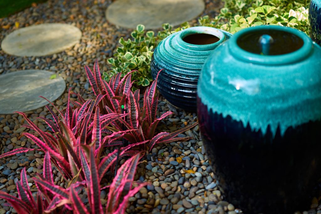 Objetos reciclados en el jardín